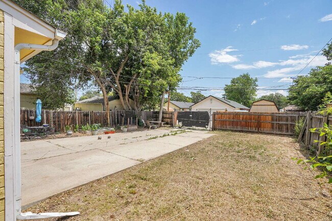 Building Photo - $2,465.00, 2 bed, 1.5 bath, located in Denver