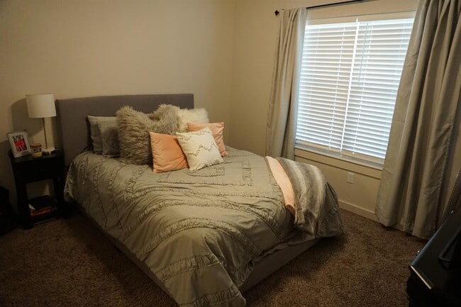 Building Photo - 2103 9th St