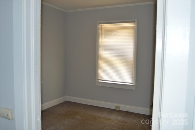 Building Photo - 516 Elam Ave