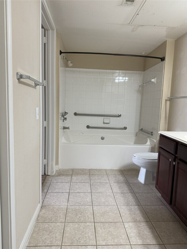 Building Photo - 7575 Kirby Dr