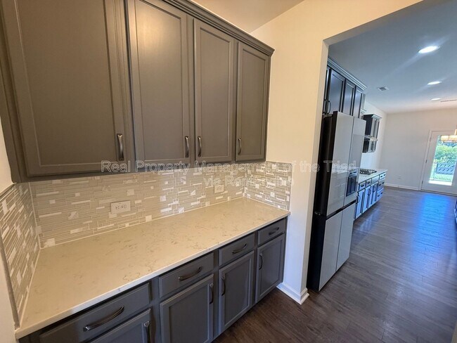 Building Photo - 1311 Red Deer Dr
