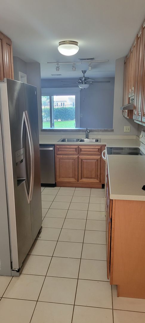 Building Photo - Knoxville 37923 - 2 bed 2.5 bath condo - c...