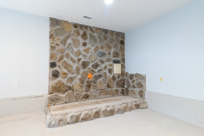 Building Photo - 770 Mahoney Rd