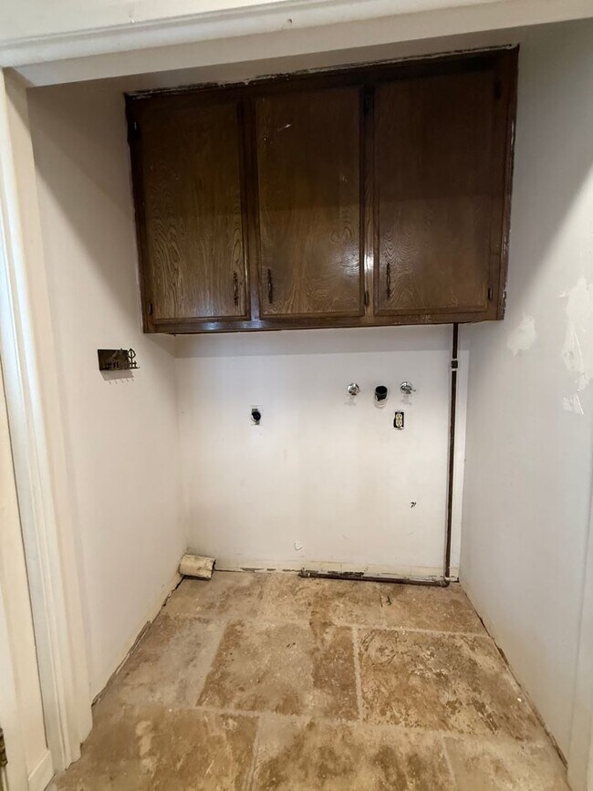 Building Photo - Beautifully updated condo!
