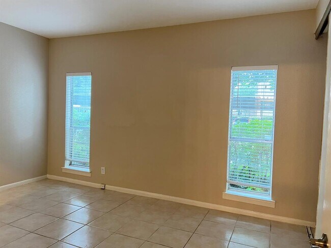 Building Photo - 728 Bering Dr