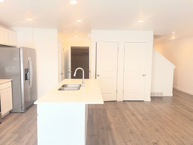 Building Photo - Charming Townhome in Provo, UT