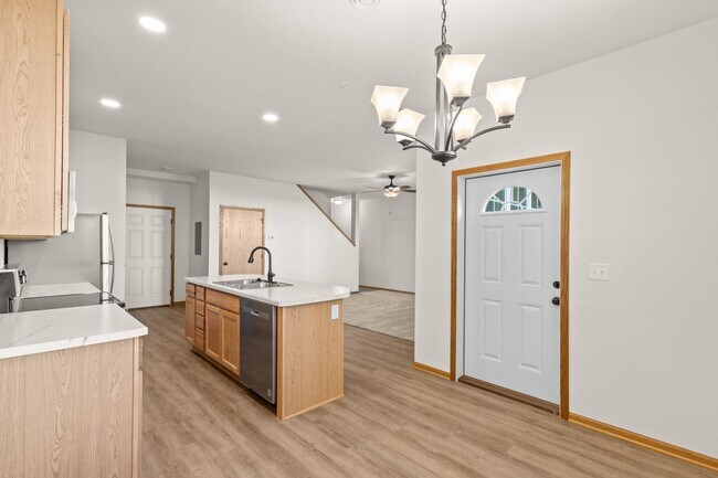 Building Photo - 544