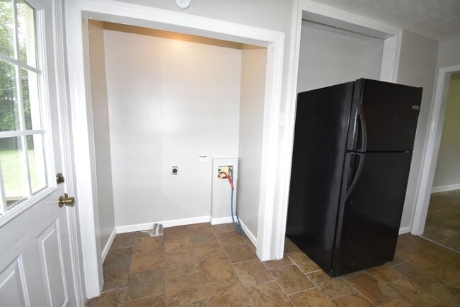 Building Photo - Renovated 2 Bedroom Pet Friendly Home For Rent!