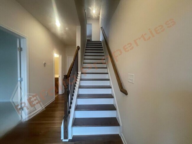 Building Photo - Luxury 3 Story 4 BD/3.5 Bath Townhome @ Sm...