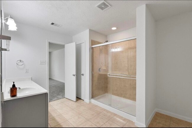 Building Photo - 16119 Peach Bluff Ln