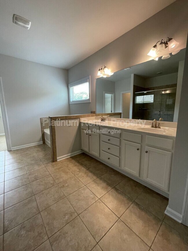 Building Photo - 1825 Dahlia Dr