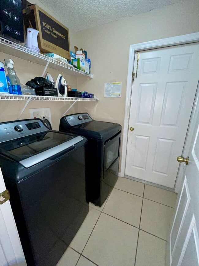 Building Photo - Modern 4-Bed, 2-Bath Solar-Powered Home Near UCF