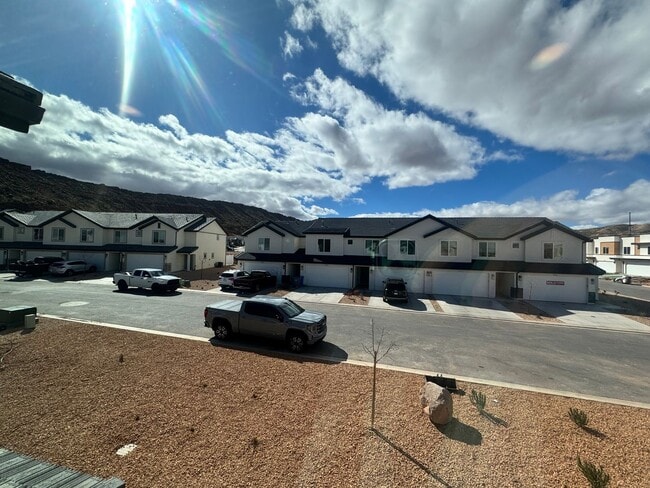 Building Photo - Brand New Long Valley Town home!!