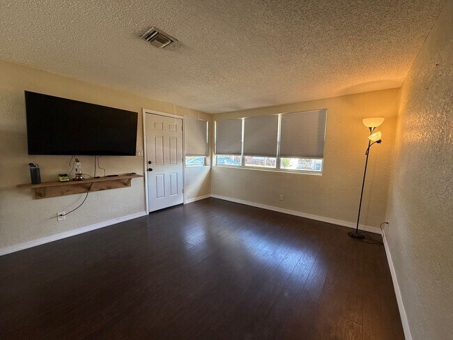 Building Photo - Great Location-3 Bedroom Daytona Beach Home w/Large AMAZING Backyard! Available on 5/1/26