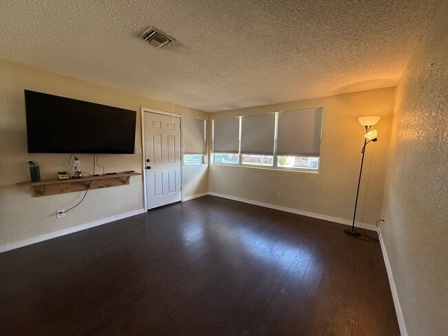 Building Photo - Great Location-3 Bedroom Daytona Beach Home w/Large AMAZING Backyard!