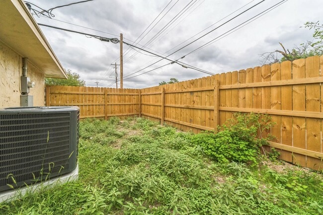 Building Photo - For Lease – 2 Bedroom, 1 Bath Corner Home in Kerrville, TX