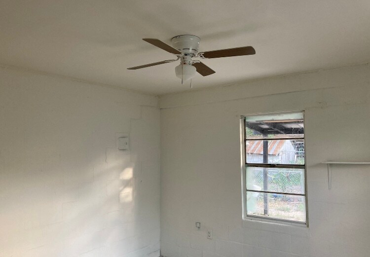 Building Photo - 906 E Lucas Ave