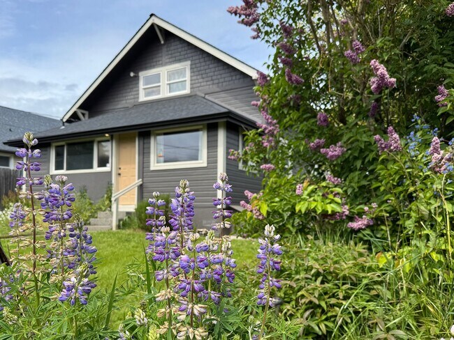 Building Photo - Charming Home for Lease