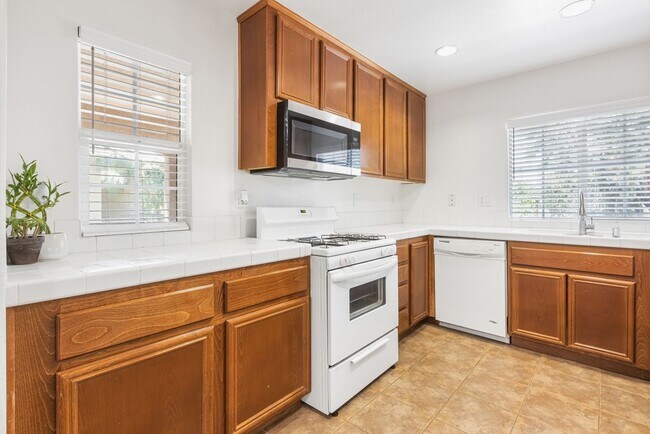 Building Photo - 25892 Iris Ave