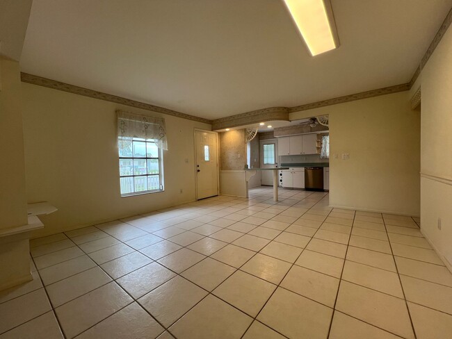 Building Photo - ** Annual ** 2 Bed / 2 Bath ** Single Family Home ** Conveniently Located ** $1,450