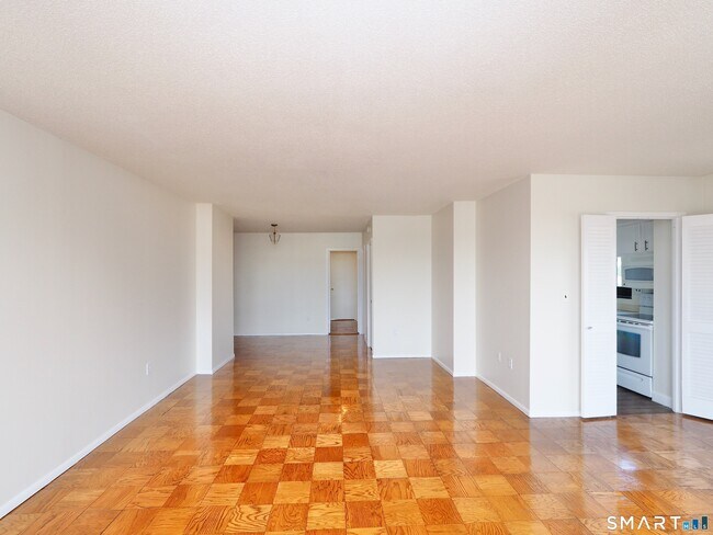 Building Photo - 44 Strawberry Hill Ave