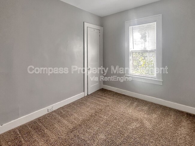 Building Photo - 705 Knapp St NE
