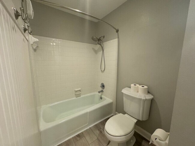 Building Photo - Gulf Breeze Proper - 5 bedroom, 3.5 bathro...