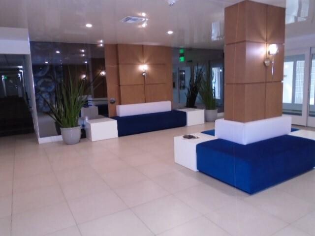 Building Photo - 1800 N Andrews Ave