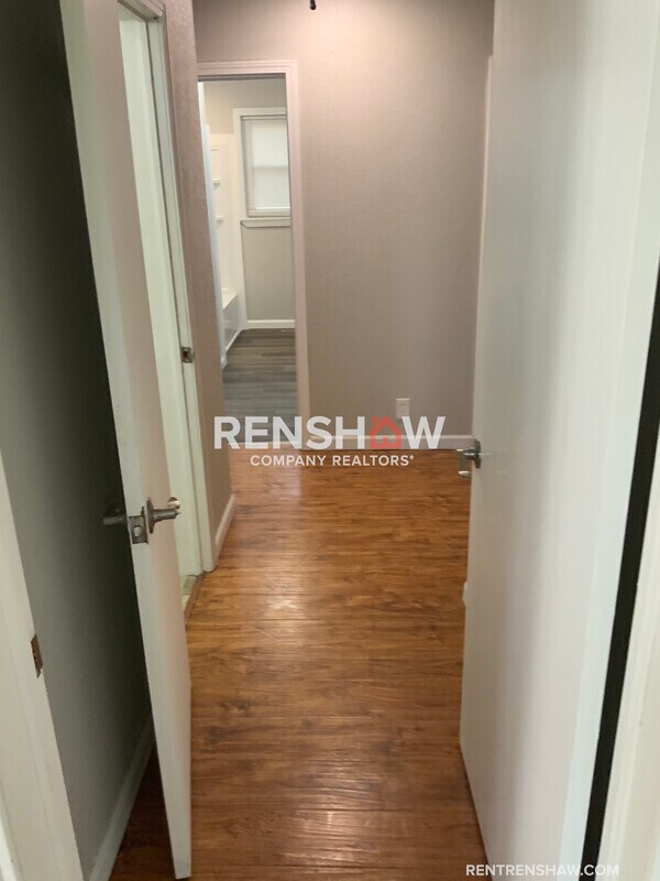 Building Photo - 212 N Poplar St