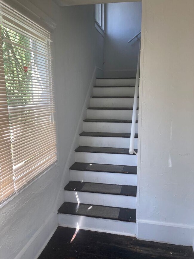 827 N Oleander Ave 827 N Oleander Ave Daytona Beach FL 32118