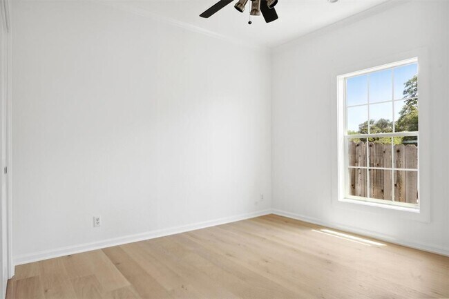 Building Photo - 2417 Euclid Ave