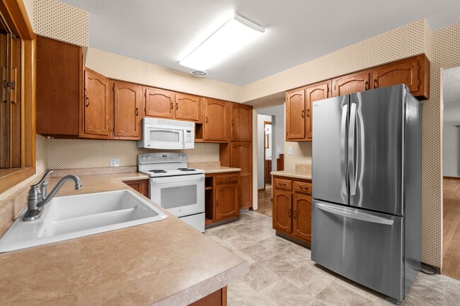 Building Photo - 5 Bed 2 Bath Spacious 3200 sq/ft Lower South Hill brick rancher property