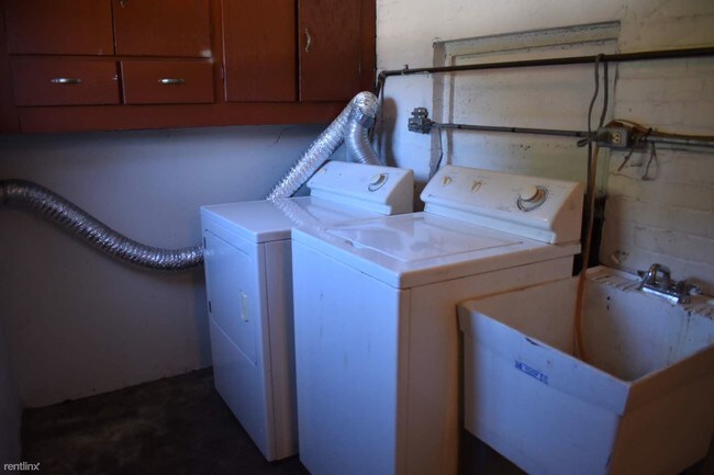 Building Photo - 2 br, 1 bath Apartment - 47 Bates Street #2