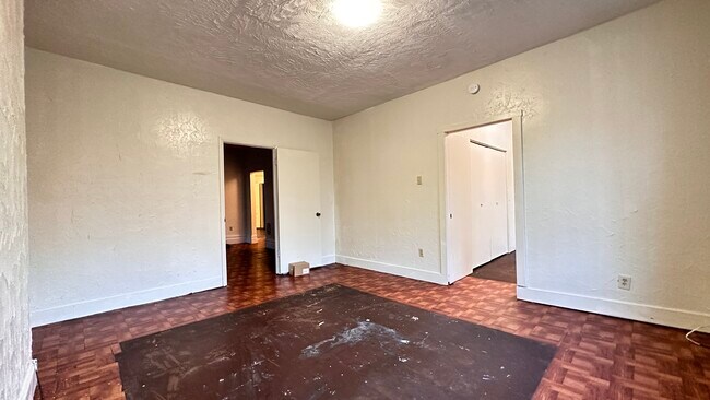 Building Photo - 2314 Woodstock Ave