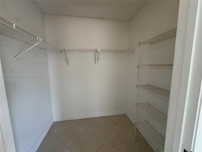 Building Photo - 9999 Summerbreeze Dr