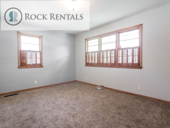 Building Photo - 4 Bed 2 Bath in Arlington