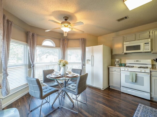 Building Photo - 16911 Village Oak Loop