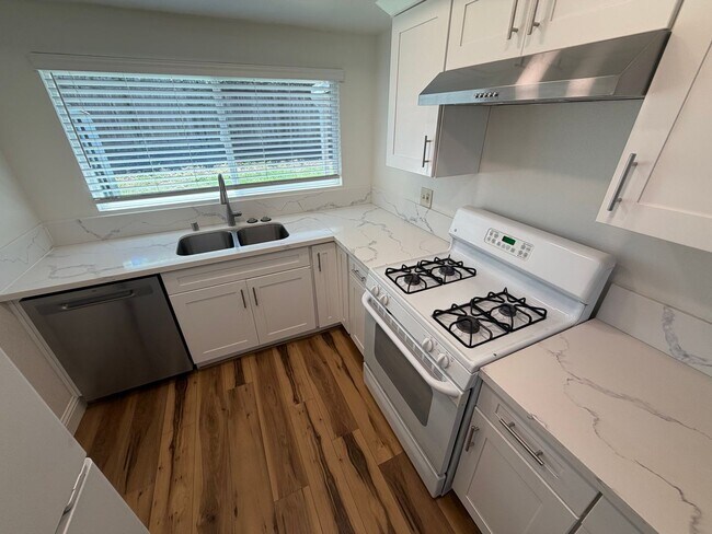 Building Photo - 4 Bed / 2 Bath | Rosemont Single Family Home Available