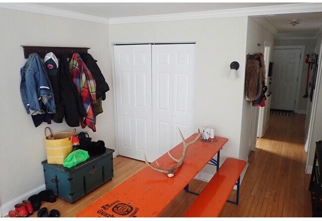 Building Photo - 733 Elm St