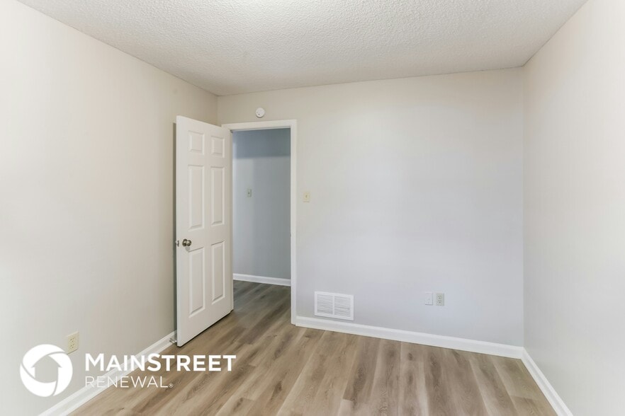 Building Photo - 6915 Blackthorn Dr