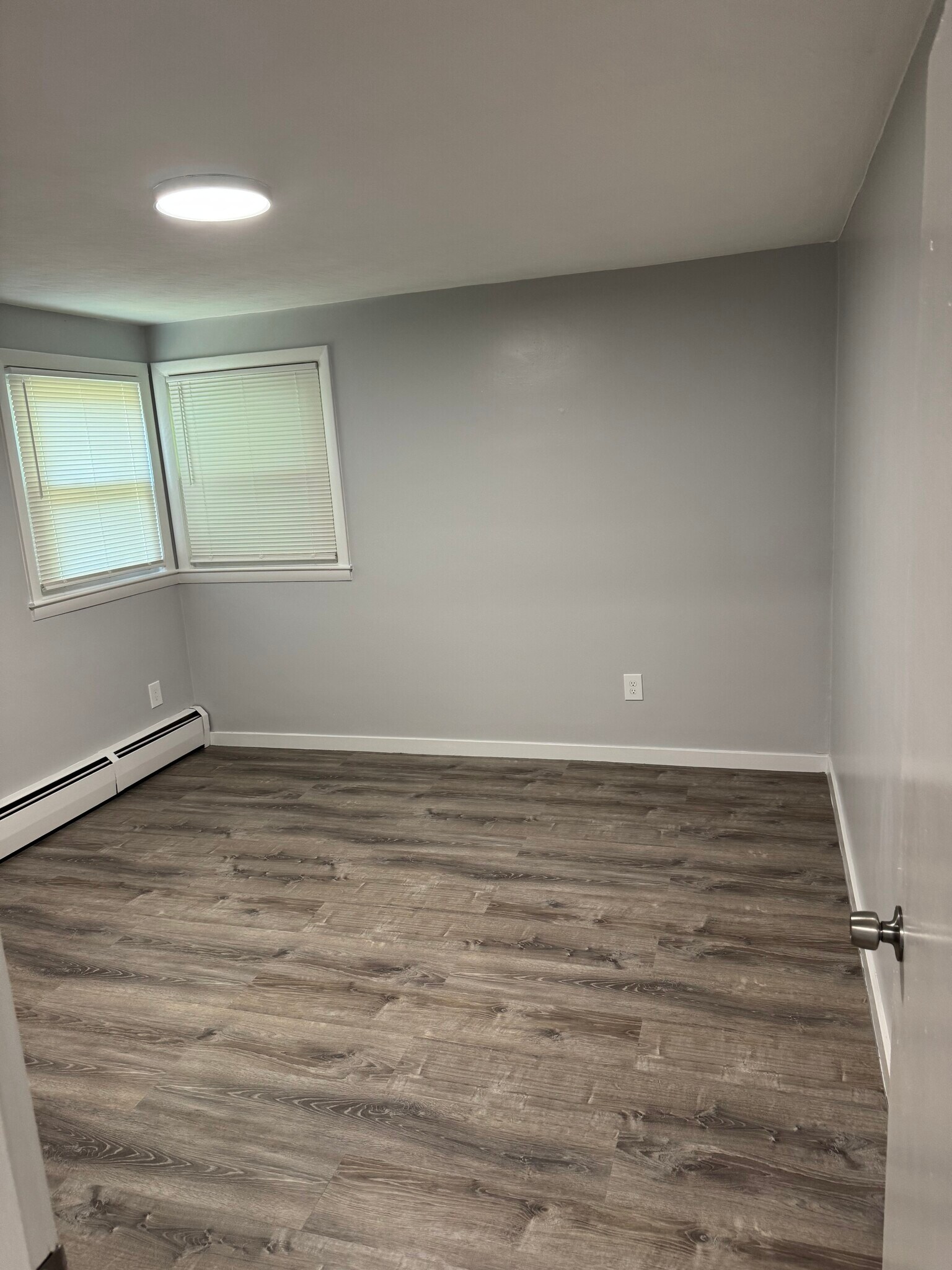 Main floor bedroom - 29 Beechmont St