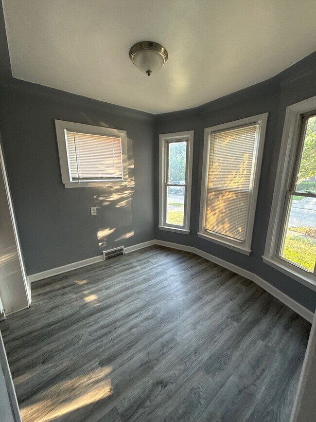 Building Photo - 3 Bedroom Home In Detroit
