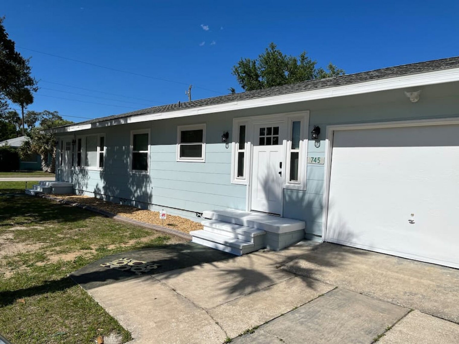 Building Photo - 745 Daytona Ave