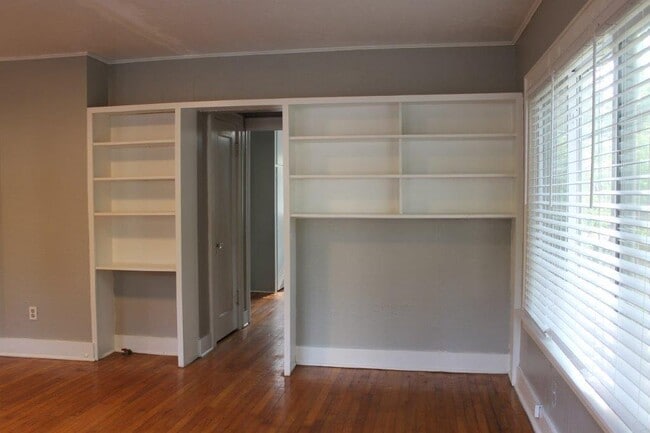 Building Photo - 927 S Flood Ave