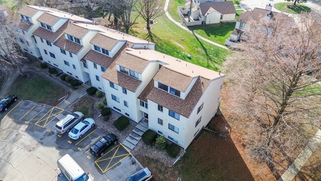 Building Photo - 2 bedroom 1 Bathroom Condo-