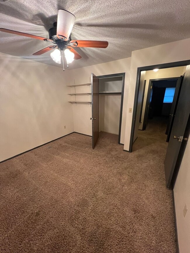 Building Photo - Large Canyon Home