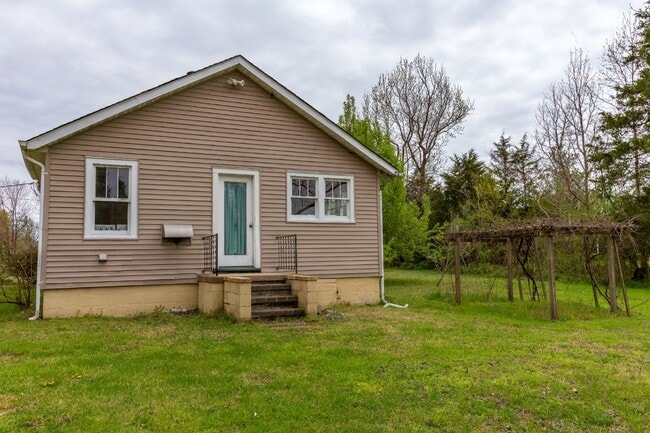 Building Photo - 2 BR, 1 BA on 1 ACRE