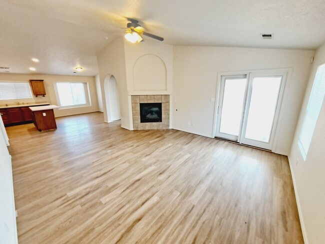 Building Photo - 4 bed home available in Huning Ranch!