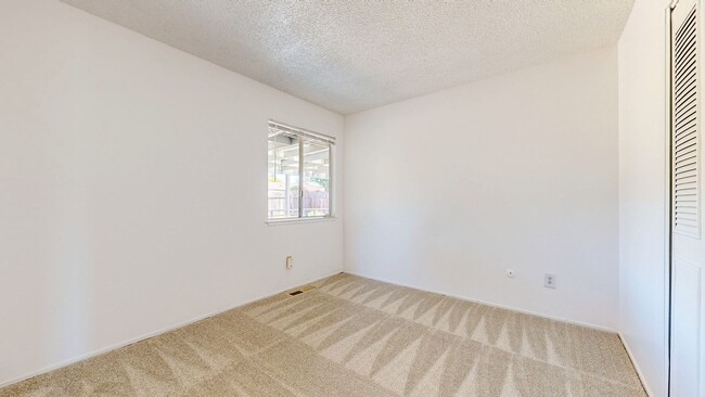 Building Photo - 4 Bedroom 2 Full Bathroom Single Family Ho...