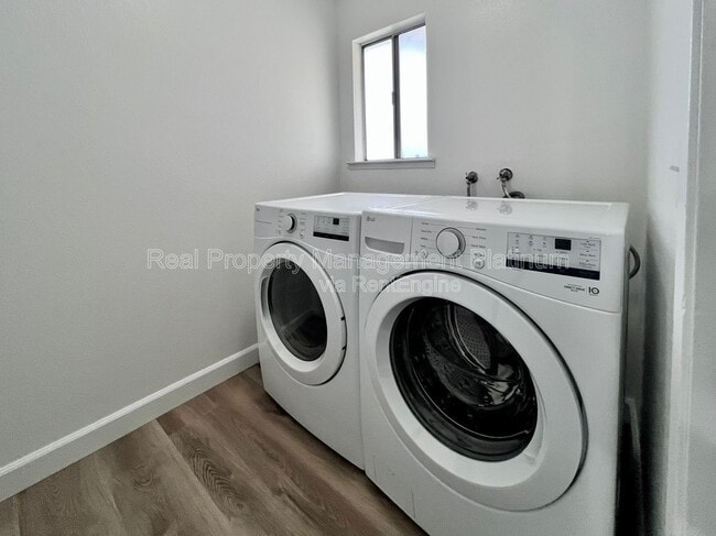 Building Photo - 529 E Escalon Ave